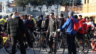 Zadar, 291212.
Bozicna biciklijada na relaciji Zadar – Vir, koja je bila najavljena za srijedu 26. prosinca te odgodjena uslijed kisnog vremena, krenula je jutros s Branimirove obale u 10 sati.
Na slici detalj sa biciklijade.
Foto: Jure Miskovic / CROPIX Zadar, 291212.
Bozicna biciklijada na relaciji Zadar – Vir, koja je bila najavljena za srijedu 26. prosinca te odgodjena uslijed kisnog vremena, krenula je jutros s Branimirove obale u 10 sati.
Na slici detalj sa biciklijade.
Foto: Jure Miskovic / CROPIX