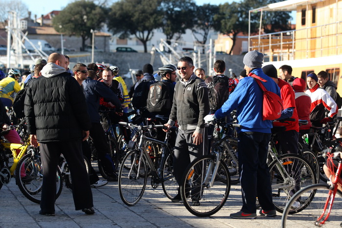 Zadar, 291212.
Bozicna biciklijada na relaciji Zadar – Vir, koja je bila najavljena za srijedu 26. prosinca te odgodjena uslijed kisnog vremena, krenula je jutros s Branimirove obale u 10 sati.
Na slici detalj sa biciklijade.
Foto: Jure Miskovic / CROPIX Zadar, 291212.
Bozicna biciklijada na relaciji Zadar – Vir, koja je bila najavljena za srijedu 26. prosinca te odgodjena uslijed kisnog vremena, krenula je jutros s Branimirove obale u 10 sati.
Na slici detalj sa biciklijade.
Foto: Jure Miskovic / CROPIX
