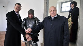 Desinic, 131111.
Otvorenje dvora Veliki tabor nakon restauratorskih radova. Izmedju ostalih, na otvorenju su prisustvovali i ministar kulture Jasen Mesic, te potpredsjednik Hrvatskog sabora Ivan Jarnjak.
Na slici: Jasen Mesic i Ivan Jarnjak.
Foto: Boris K Desinic, 131111.
Otvorenje dvora Veliki tabor nakon restauratorskih radova. Izmedju ostalih, na otvorenju su prisustvovali i ministar kulture Jasen Mesic, te potpredsjednik Hrvatskog sabora Ivan Jarnjak.
Na slici: Jasen Mesic i Ivan Jarnjak.
Foto: Boris K