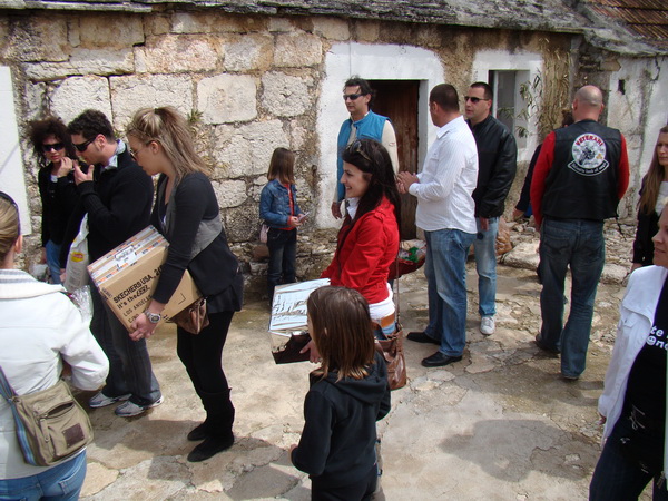 Humanitani uskrsni konvoj Zadar – Oklaj