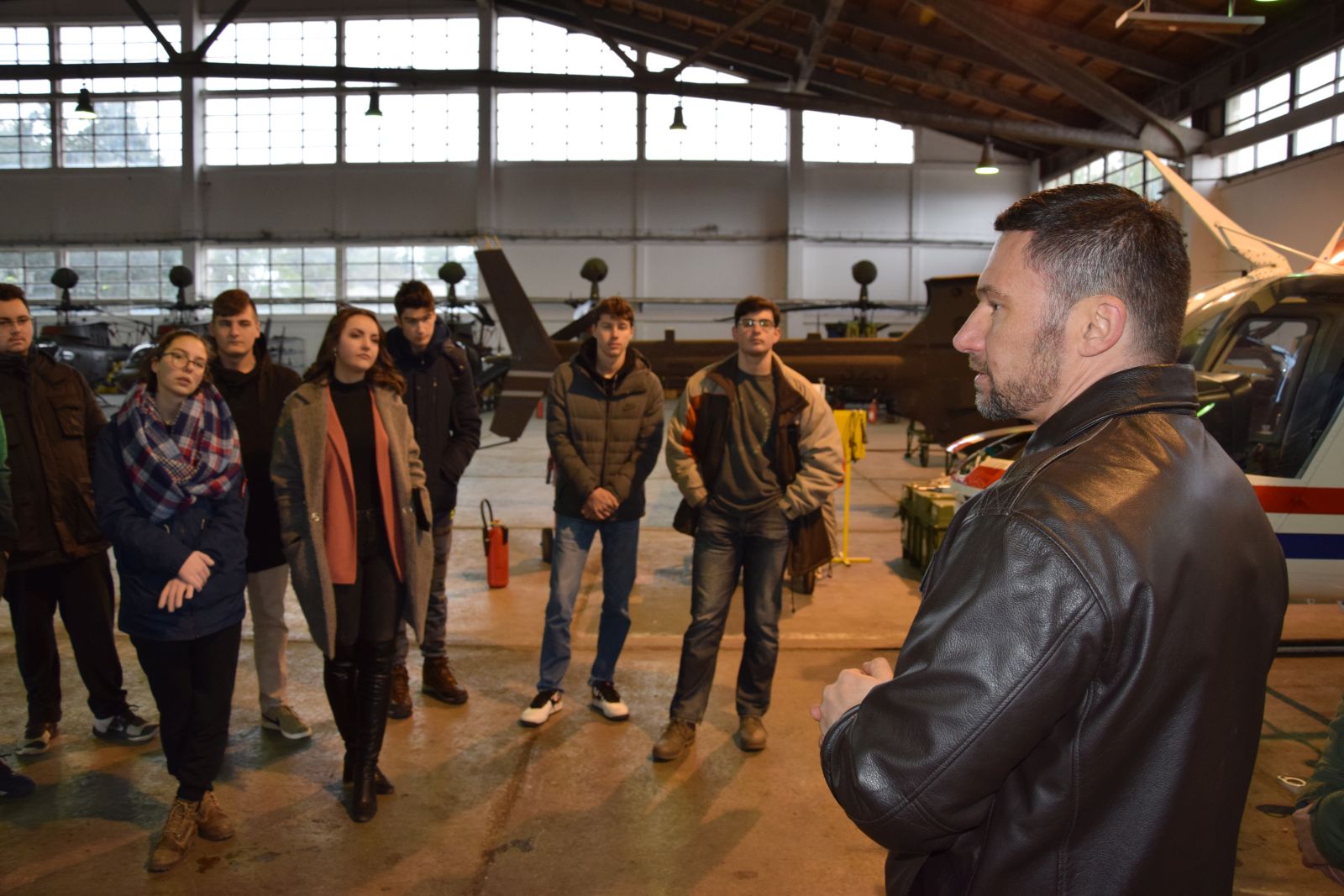 Polaznici Zimske škole u posjeti vojarni “Pukovnik Mirko Vukušić” u Zemuniku