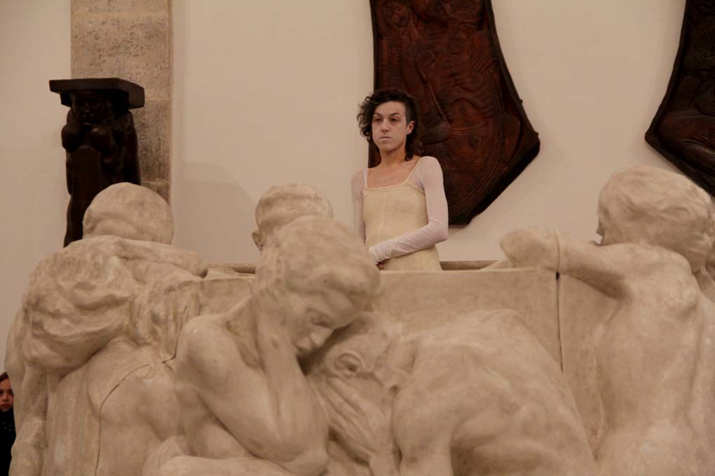 Glazbeno-plesni performans “Ona koja nosi”, foto: Iva Perinčić Glazbeno-plesni performans “Ona koja nosi”, foto: Iva Perinčić