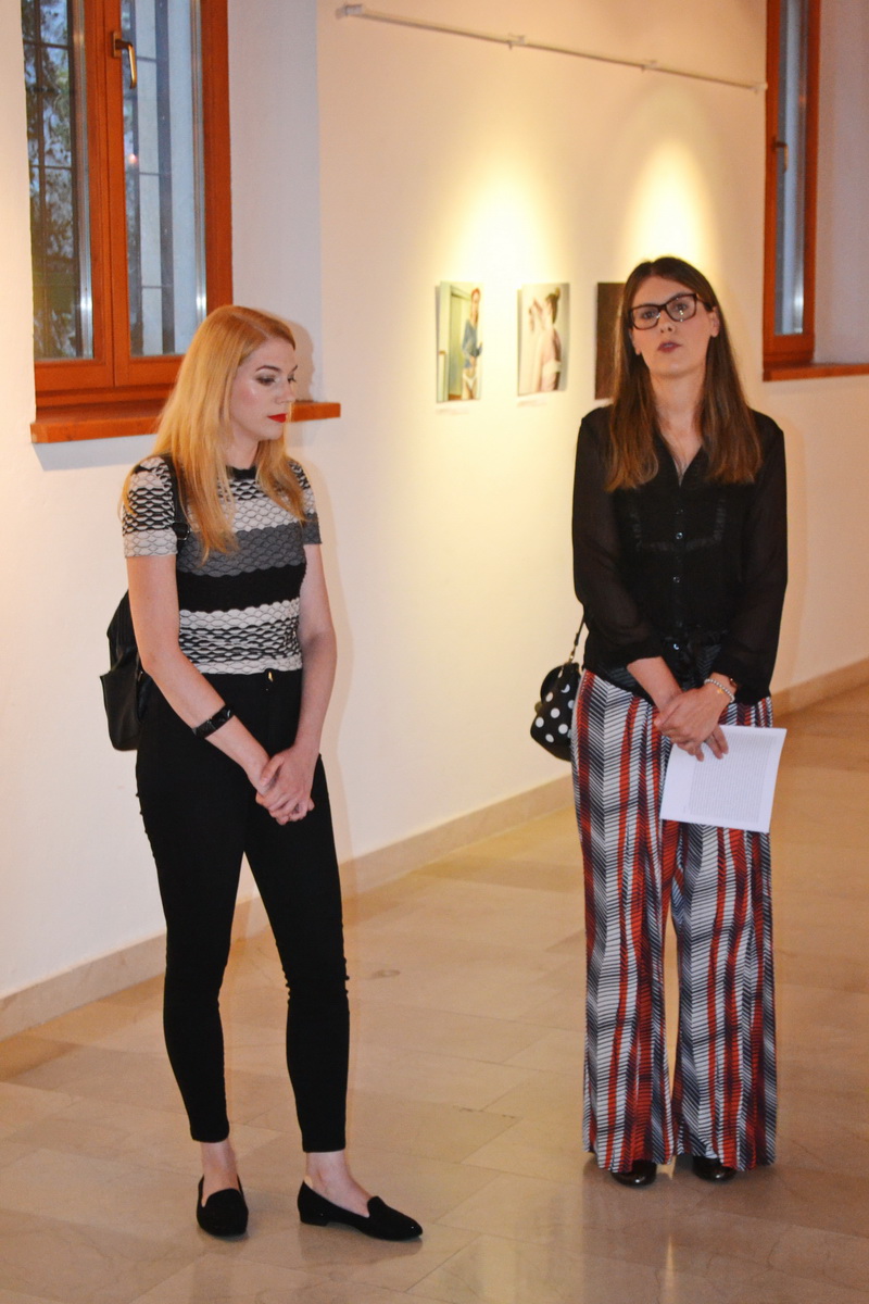 U galeriji Kninskog muzeja otvorena izložba slika “Autoportreti” Marine Ćorić