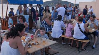 Tunuara 2016 – defile ribarica, spremanje brudeta, demonstracija ribarske vještine i koncert Zorica Kondža. Foto: TZ općine Kali/Adam Vidas Tunuara 2016 – defile ribarica, spremanje brudeta, demonstracija ribarske vještine i koncert Zorica Kondža. Foto: TZ općine Kali/Adam Vidas