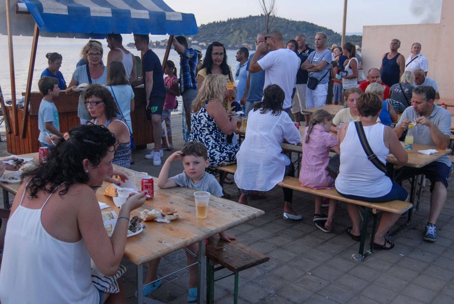 Tunuara 2016 – defile ribarica, spremanje brudeta, demonstracija ribarske vještine i koncert Zorica Kondža. Foto: TZ općine Kali/Adam Vidas Tunuara 2016 – defile ribarica, spremanje brudeta, demonstracija ribarske vještine i koncert Zorica Kondža. Foto: TZ općine Kali/Adam Vidas