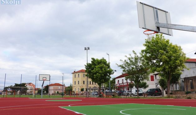 Sutomišćica, igralište