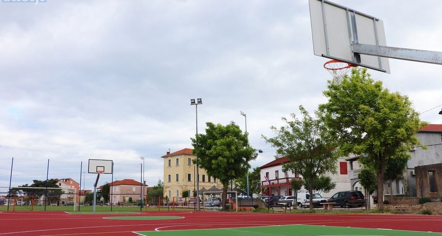 Sutomišćica, igralište