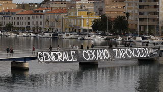 Zadar, 150411.
Uoci presude generalu Anti Gotovini na mostu u Zadru izvjesen je transparent s porukom – Generale cekamo zapovjed! Transparent je potpisan imenom navijecke skupine Tornado iz Zadra.
Foto: Jure Miskovic / CROPIX