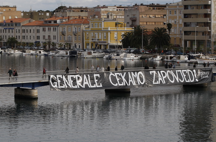 Zadar, 150411.
Uoci presude generalu Anti Gotovini na mostu u Zadru izvjesen je transparent s porukom – Generale cekamo zapovjed! Transparent je potpisan imenom navijecke skupine Tornado iz Zadra.
Foto: Jure Miskovic / CROPIX