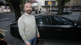 Zagreb, 071110.
Cibonin toranj, Agrokor.
U Zagreb je danas stigao glumac Halit Ergenc poznatiji kao Onur iz sapunice 1001 noc.
Halita je ispred Agrokora docekala Iva Todoric.
Na slici: Halit Ergenc.
Foto: Damjan Tadic / CROPIX Zagreb, 071110.
Cibonin toranj, Agrokor.
U Zagreb je danas stigao glumac Halit Ergenc poznatiji kao Onur iz sapunice 1001 noc.
Halita je ispred Agrokora docekala Iva Todoric.
Na slici: Halit Ergenc.
Foto: Damjan Tadic / CROPIX