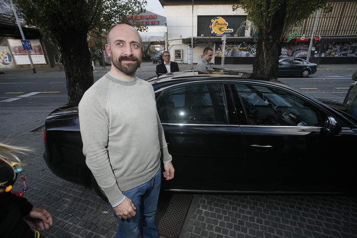 Zagreb, 071110.
Cibonin toranj, Agrokor.
U Zagreb je danas stigao glumac Halit Ergenc poznatiji kao Onur iz sapunice 1001 noc.
Halita je ispred Agrokora docekala Iva Todoric.
Na slici: Halit Ergenc.
Foto: Damjan Tadic / CROPIX Zagreb, 071110.
Cibonin toranj, Agrokor.
U Zagreb je danas stigao glumac Halit Ergenc poznatiji kao Onur iz sapunice 1001 noc.
Halita je ispred Agrokora docekala Iva Todoric.
Na slici: Halit Ergenc.
Foto: Damjan Tadic / CROPIX