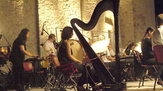 BelCante: Sandra Bagaric i Martina Tomcic ispred crkve sv. Donata BelCante: Sandra Bagaric i Martina Tomcic ispred crkve sv. Donata