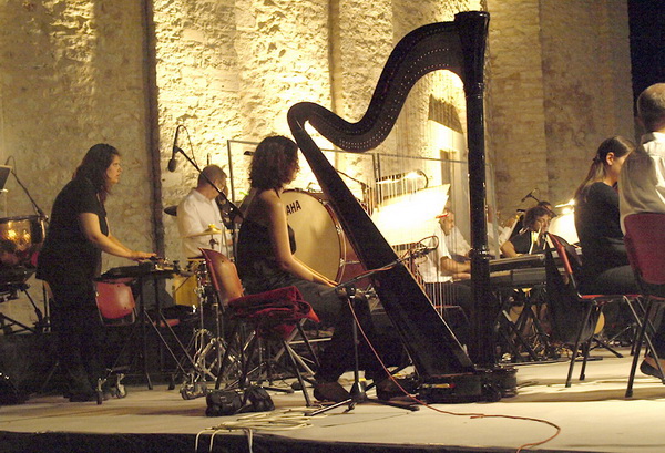 BelCante: Sandra Bagaric i Martina Tomcic ispred crkve sv. Donata BelCante: Sandra Bagaric i Martina Tomcic ispred crkve sv. Donata