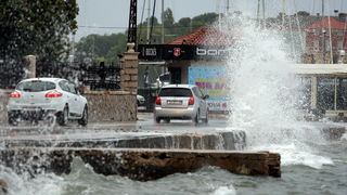 Zadar, 240711.
Obalom Kneza Trpimira u Zadru otezan je promet jer jak sjeverni vjetar razbija valove, koji nakon sto se razbiju od obalu padaju na prometnicu.
Foto : Vladimir Ivanov / CROPIX Zadar, 240711.
Obalom Kneza Trpimira u Zadru otezan je promet jer jak sjeverni vjetar razbija valove, koji nakon sto se razbiju od obalu padaju na prometnicu.
Foto : Vladimir Ivanov / CROPIX