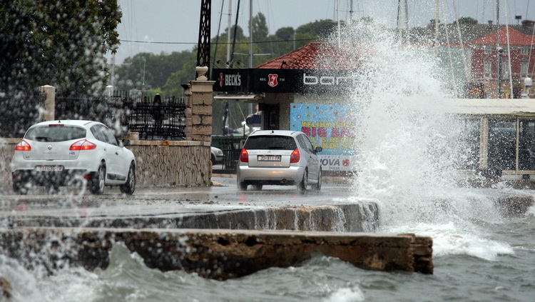 Zadar, 240711.
Obalom Kneza Trpimira u Zadru otezan je promet jer jak sjeverni vjetar razbija valove, koji nakon sto se razbiju od obalu padaju na prometnicu.
Foto : Vladimir Ivanov / CROPIX Zadar, 240711.
Obalom Kneza Trpimira u Zadru otezan je promet jer jak sjeverni vjetar razbija valove, koji nakon sto se razbiju od obalu padaju na prometnicu.
Foto : Vladimir Ivanov / CROPIX