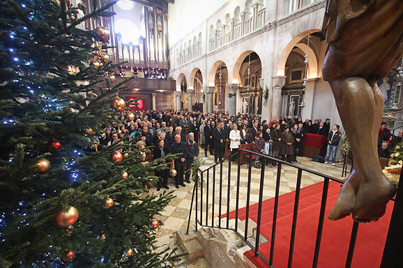 Božićno misno slavlje u katedrali sv. Stošije (foto:Saša Čuka)