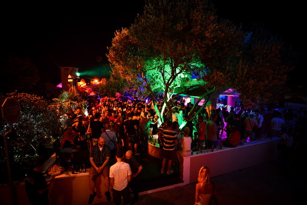 Odlična zabava u Noštromo i Vagabundo barovima na Viru