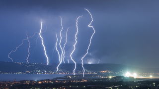 Kastela, 130912.
Prodorom hladnog zraka te formiranjem ciklone koju je Crometeo Tim nazvao “Dujomir” u ranim jutarnjim satima Splitsku okolicu je zahvatilo jako grmljavinsko nevrijeme, dok je u Rijeci palo preko 220 litara kise po cetvornom metru u samo Kastela, 130912.
Prodorom hladnog zraka te formiranjem ciklone koju je Crometeo Tim nazvao “Dujomir” u ranim jutarnjim satima Splitsku okolicu je zahvatilo jako grmljavinsko nevrijeme, dok je u Rijeci palo preko 220 litara kise po cetvornom metru u samo