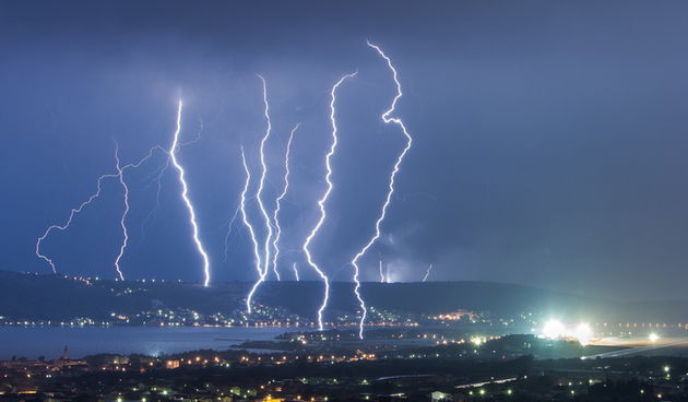 Kastela, 130912. 
Prodorom hladnog zraka te formiranjem ciklone koju je Crometeo Tim nazvao “Dujomir”  u ranim jutarnjim satima Splitsku okolicu je zahvatilo jako grmljavinsko nevrijeme, dok je u Rijeci palo preko 220 litara kise po cetvornom metru u samo