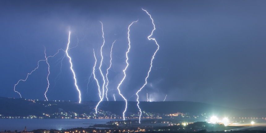 Kastela, 130912. 
Prodorom hladnog zraka te formiranjem ciklone koju je Crometeo Tim nazvao “Dujomir”  u ranim jutarnjim satima Splitsku okolicu je zahvatilo jako grmljavinsko nevrijeme, dok je u Rijeci palo preko 220 litara kise po cetvornom metru u samo