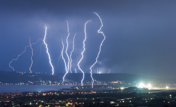Kastela, 130912.
Prodorom hladnog zraka te formiranjem ciklone koju je Crometeo Tim nazvao “Dujomir” u ranim jutarnjim satima Splitsku okolicu je zahvatilo jako grmljavinsko nevrijeme, dok je u Rijeci palo preko 220 litara kise po cetvornom metru u samo Kastela, 130912.
Prodorom hladnog zraka te formiranjem ciklone koju je Crometeo Tim nazvao “Dujomir” u ranim jutarnjim satima Splitsku okolicu je zahvatilo jako grmljavinsko nevrijeme, dok je u Rijeci palo preko 220 litara kise po cetvornom metru u samo