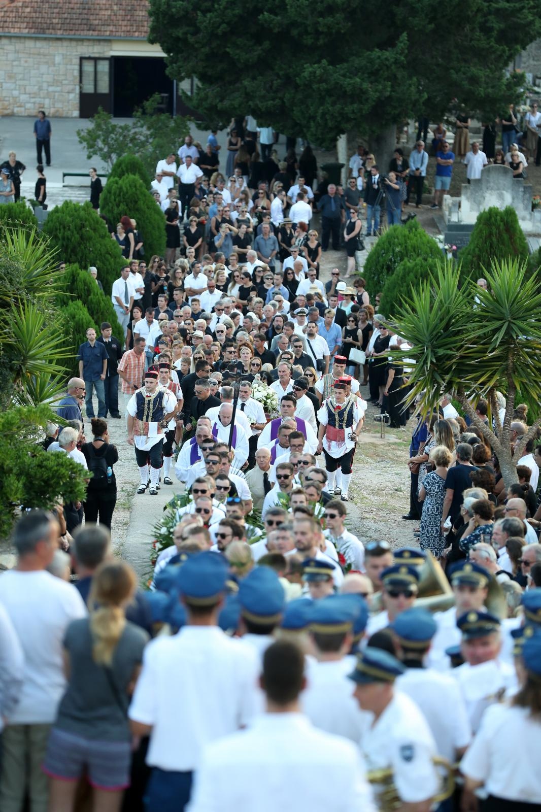 Posljednji ispraćaj Olivera Dragojevića na groblju Sveti Roko u Veloj Luci Posljednji ispraćaj Olivera Dragojevića na groblju Sveti Roko u Veloj Luci