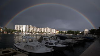 Zadar, 300513.
U samo sat vremena vrijeme se u Zadru izmjenjalo od kise i tmurnih oblaka do sunca i duge koja se nadvila nad gradom. Na trenutak su se podigli i valovi koji su opljuskivali ceste uz more.
Foto: Jure Miskovic / CROPIX