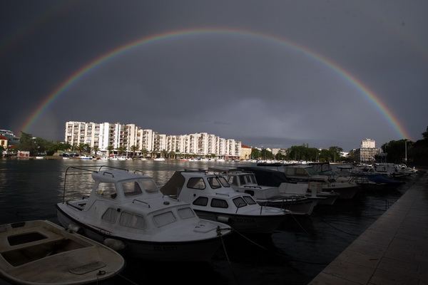 Zadar, 300513.
U samo sat vremena vrijeme se u Zadru izmjenjalo od kise i tmurnih oblaka do sunca i duge koja se nadvila nad gradom. Na trenutak su se podigli i valovi koji su opljuskivali ceste uz more.
Foto: Jure Miskovic / CROPIX