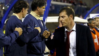 Zagreb, 050909.
Stadion Maksimir.
Nogometna utakmica kvalifikacija za SP u Juznoj Africi 2010. izmedju Hrvatske i Bjelorusije.
Na slici: Bilic zadovoljan pozdravlja suradnike.
Foto: Goran Mehkek / CROPIX