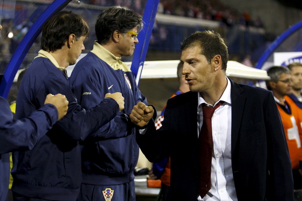 Zagreb, 050909.
Stadion Maksimir.
Nogometna utakmica kvalifikacija za SP u Juznoj Africi 2010. izmedju Hrvatske i Bjelorusije.
Na slici: Bilic zadovoljan pozdravlja suradnike.
Foto: Goran Mehkek / CROPIX