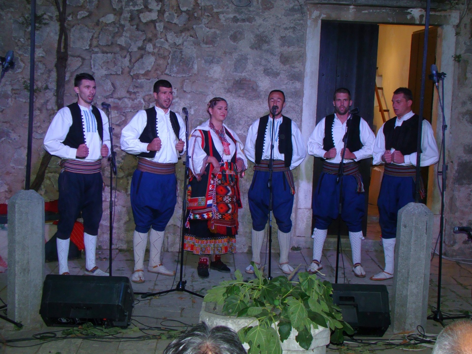 U subotu, 16. srpnja, na Kaštelu Benković u Benkovcu, u sklopu Benkovačkog kulturnog ljeta održan je “9. Etno festival – Benkovac 2016.” U subotu, 16. srpnja, na Kaštelu Benković u Benkovcu, u sklopu Benkovačkog kulturnog ljeta održan je “9. Etno festival – Benkovac 2016.”
