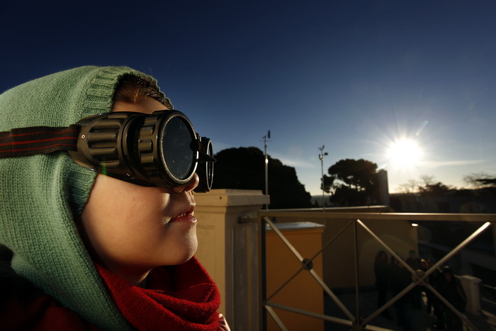 Pula,040111.
Djelomicna pomracina sunca mogla se vidjeti iz cijele hrvatske. Puljani su ovaj rijetki prizor uz zastitu filtera promatrali i fotografirali sa Pulske zvjezdarnice na monte zaru.
Foto: Srecko Niketic / CROPIX