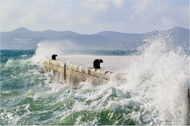 Spektakularna igra valova na zadarskoj rivi 5. studenog 2014.  Foto: Marin Pitton