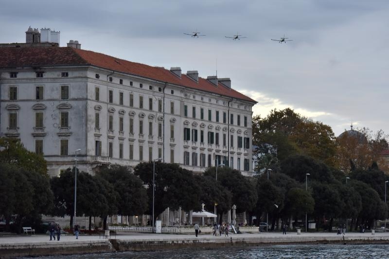 Zadar: Pozdravni prelet povodom 25. godišnjice osnutka i djelovanja eskadrile Zadar: Pozdravni prelet povodom 25. godišnjice osnutka i djelovanja eskadrile