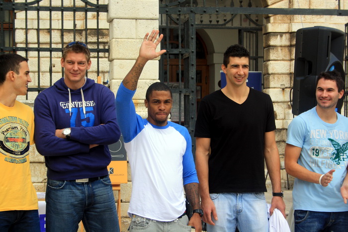 Narodni trg: Predstavljene košarakašice i košarkaši Zadra. foto: Mladen Malik