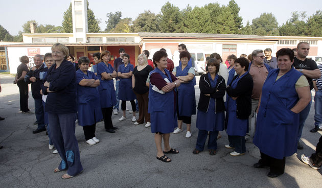 U Medjimurskoj trikotazi Cakovec (MTC) radnici su danas zapoceli strajk zbog toga sto nisu dobili place od srpnja. Na slici: radnici su se okupili u tvornickom krugu. Foto: Zeljko Hajdinjak / Cropix