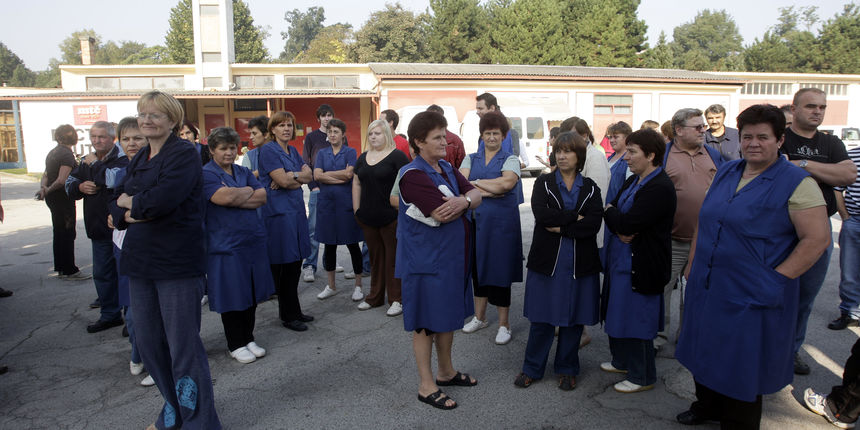 U Medjimurskoj trikotazi Cakovec (MTC) radnici su danas zapoceli strajk zbog toga sto nisu dobili place od srpnja. Na slici: radnici su se okupili u tvornickom krugu. Foto: Zeljko Hajdinjak / Cropix U Medjimurskoj trikotazi Cakovec (MTC) radnici su danas zapoceli strajk zbog toga sto nisu dobili place od srpnja. Na slici: radnici su se okupili u tvornickom krugu. Foto: Zeljko Hajdinjak / Cropix