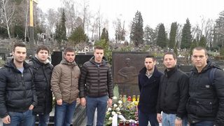 Zadarski studenti na Mirogoju odali počast Tomislavu Ivčiću Zadarski studenti na Mirogoju odali počast Tomislavu Ivčiću