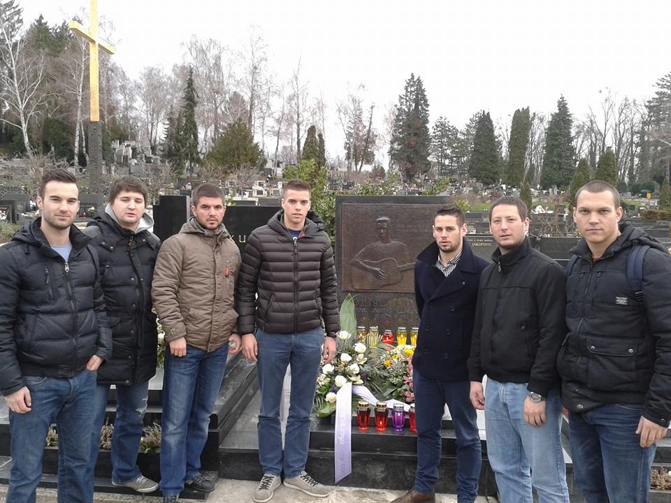 Zadarski studenti na Mirogoju odali počast Tomislavu Ivčiću Zadarski studenti na Mirogoju odali počast Tomislavu Ivčiću