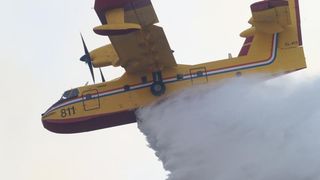 Podstrana u dimu, požar gasi i kanader Podstrana u dimu, požar gasi i kanader