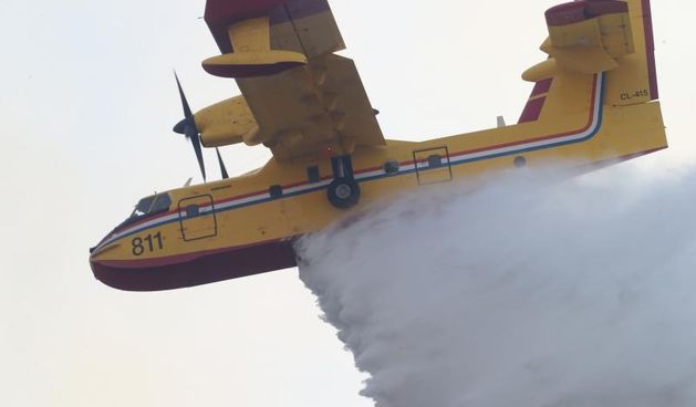 Podstrana u dimu, požar gasi i kanader