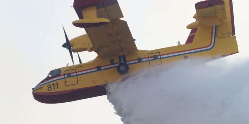 Podstrana u dimu, požar gasi i kanader