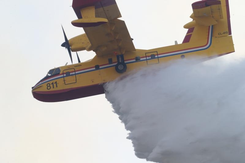 Podstrana u dimu, požar gasi i kanader Podstrana u dimu, požar gasi i kanader