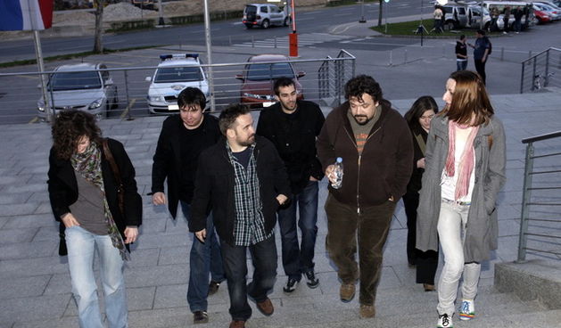 Zagreb, 070410. Vlasnik portala Index.hr Matija Babic i dio novinarima Indexa predali su se policiji u Heinzelovoj uz poruku ja sam objavio Registar. Pozivaju gradjane da im se pridruze u izrazavanju solidarnosti sa uhicenim Markom Rakarom.  Na slici: nov