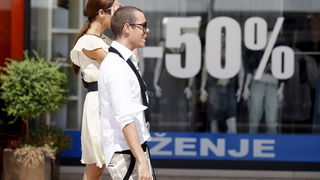 Zadar, 210809.
Danas je odrzano snimanje jedne od emisija pod nazivom Gotovcevi koja se od jeseni pocinje prikazivati na Novoj TV. Televizijske kamere pratit ce Simonu i Antu kroz svakodnevni zivot. Danas je Simona sa Markom Grubnicem obilazila zadarske d Zadar, 210809.
Danas je odrzano snimanje jedne od emisija pod nazivom Gotovcevi koja se od jeseni pocinje prikazivati na Novoj TV. Televizijske kamere pratit ce Simonu i Antu kroz svakodnevni zivot. Danas je Simona sa Markom Grubnicem obilazila zadarske d