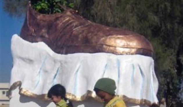 Irak – spomenik cipeli (Foto: AP)