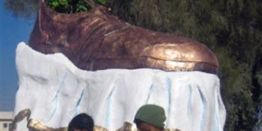 Irak – spomenik cipeli (Foto: AP)