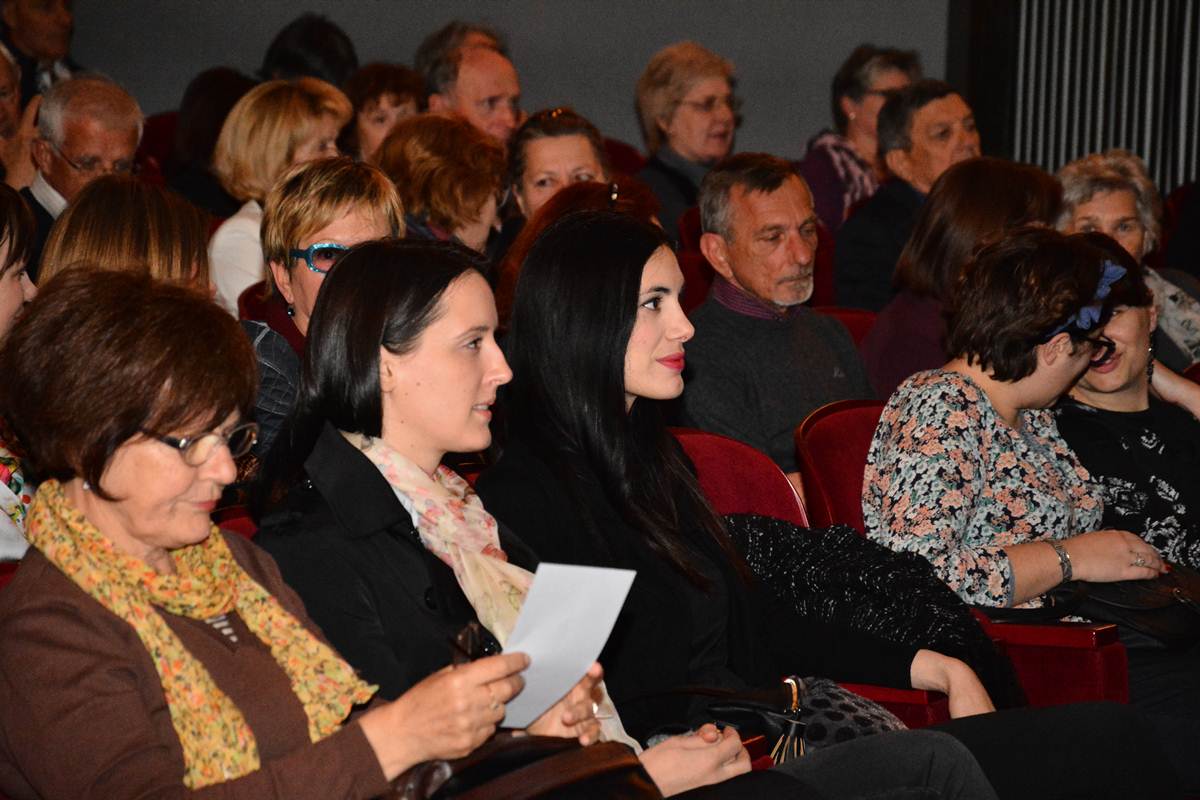 Predstava “Njuške” u HNK Zadar, foto: Iva Perinčić Predstava “Njuške” u HNK Zadar, foto: Iva Perinčić