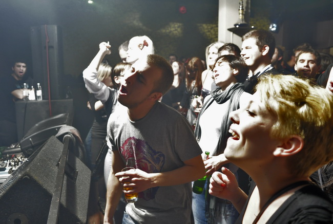 Vodice, 241210.
U kaficu te nocnom klubu Opijum, Vodicani su Bozic docekali u ugodnom i romanticnom raspolozenju uz grupu Urban & 4.
Foto: Marija Mihic / CROPIX