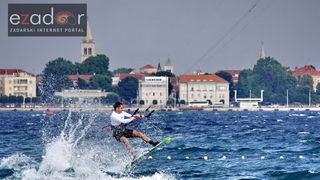 Guštanje surfera u jakom jugu Guštanje surfera u jakom jugu